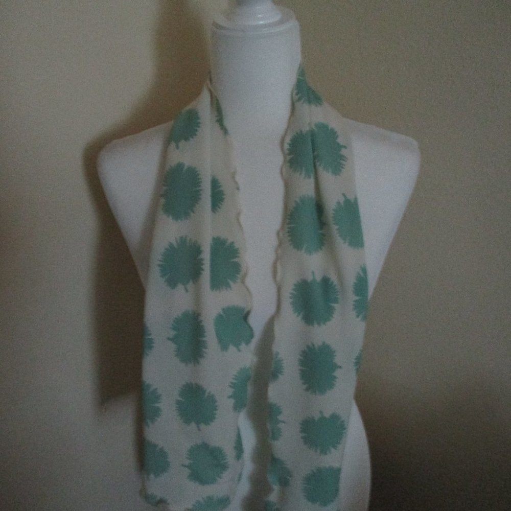 **2/12$** Ruffled edge dandelion scarf